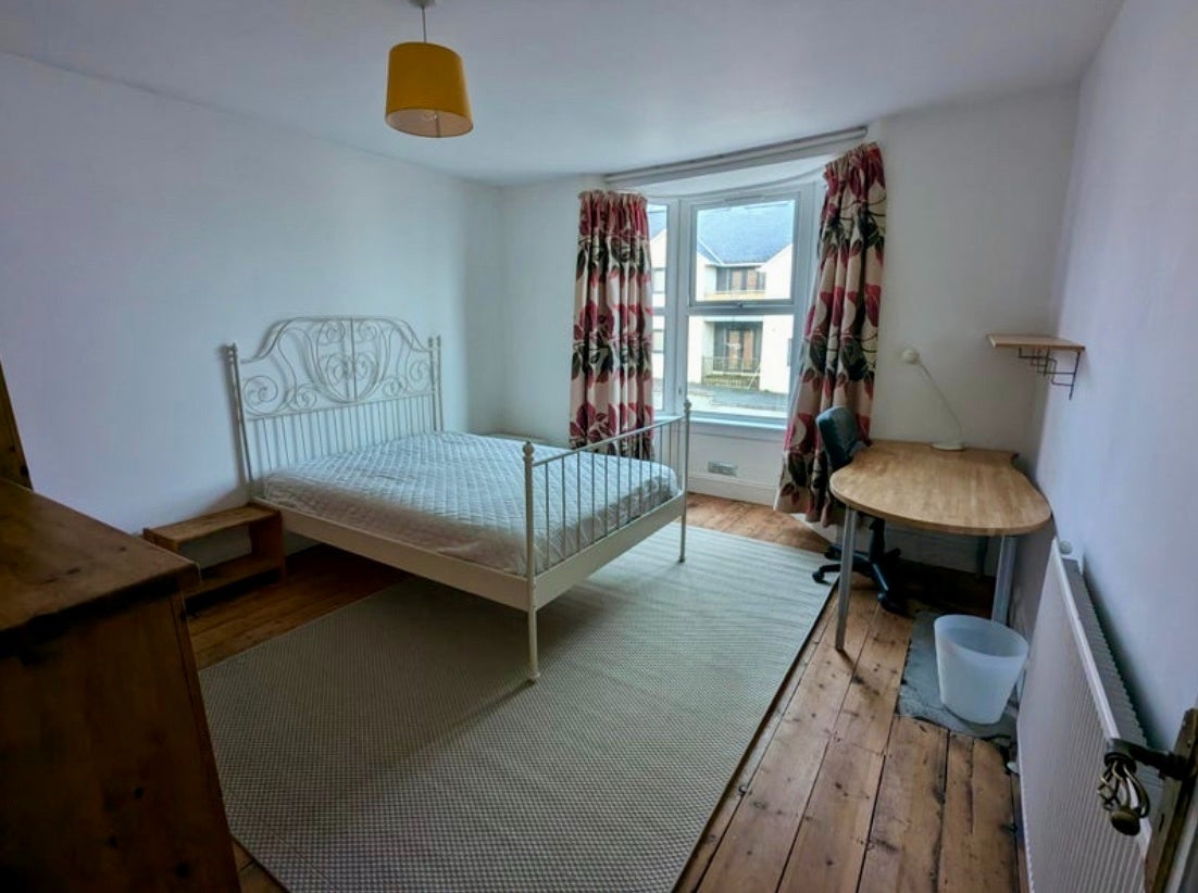 Room Diamond Avenue in Plymouth