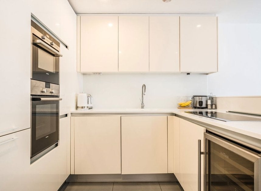 Flat Dance Square in Greater London