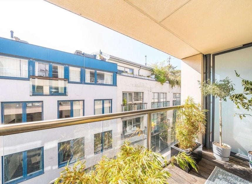 Flat Dance Square in Greater London