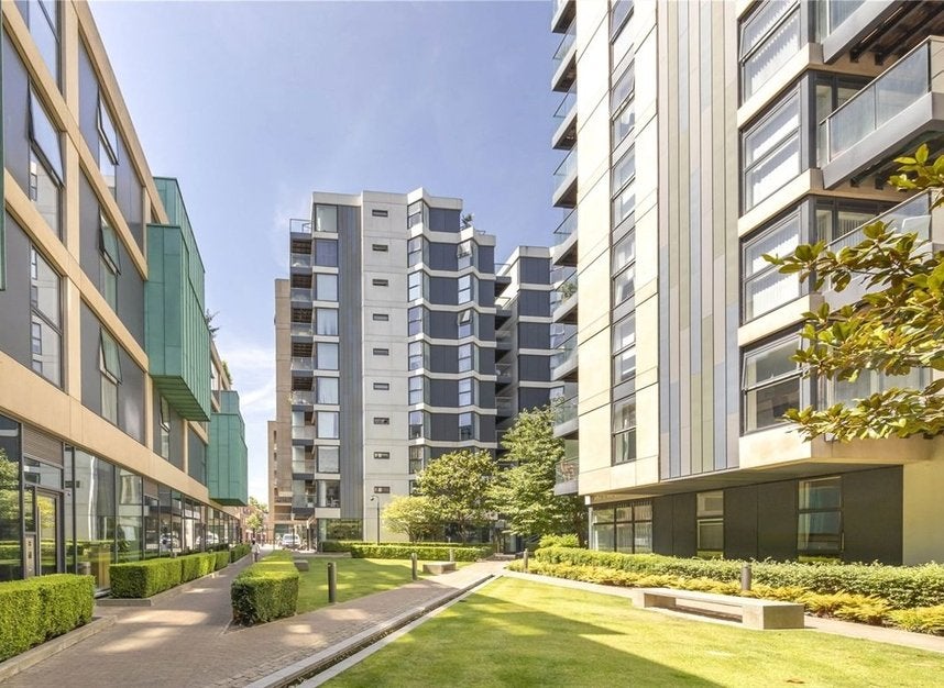 Flat Dance Square in Greater London