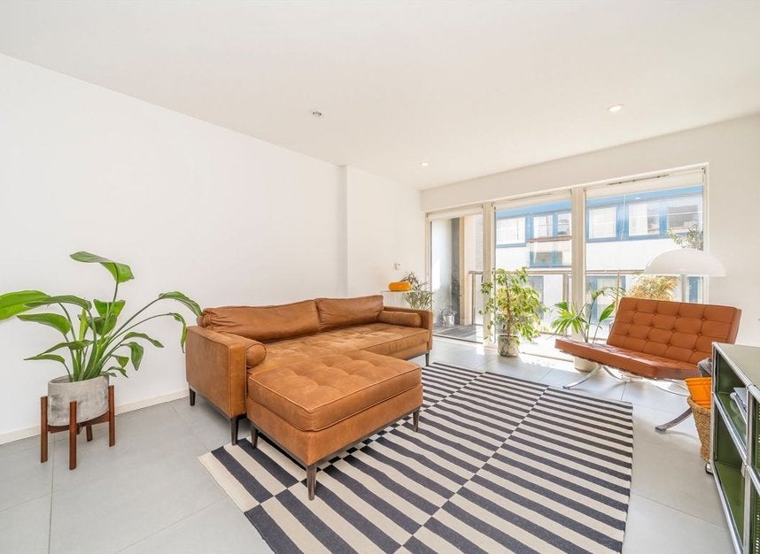 Flat Dance Square in Greater London