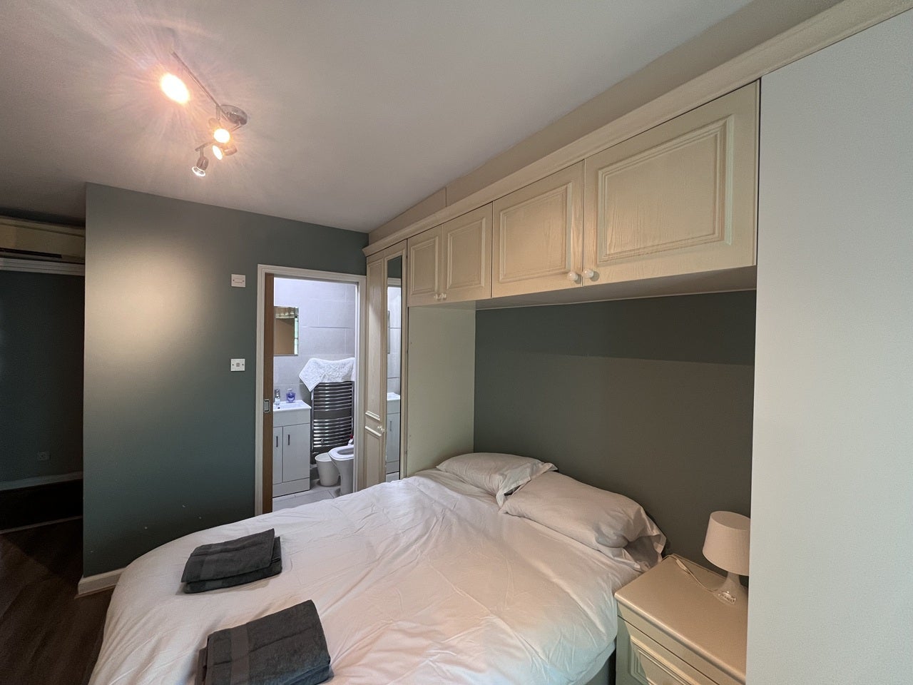 Room Warren Street in Greater London