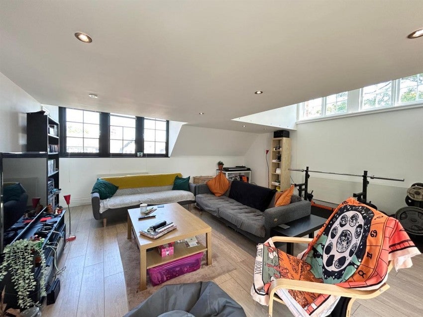 Flat Knighton Drive in Leicester