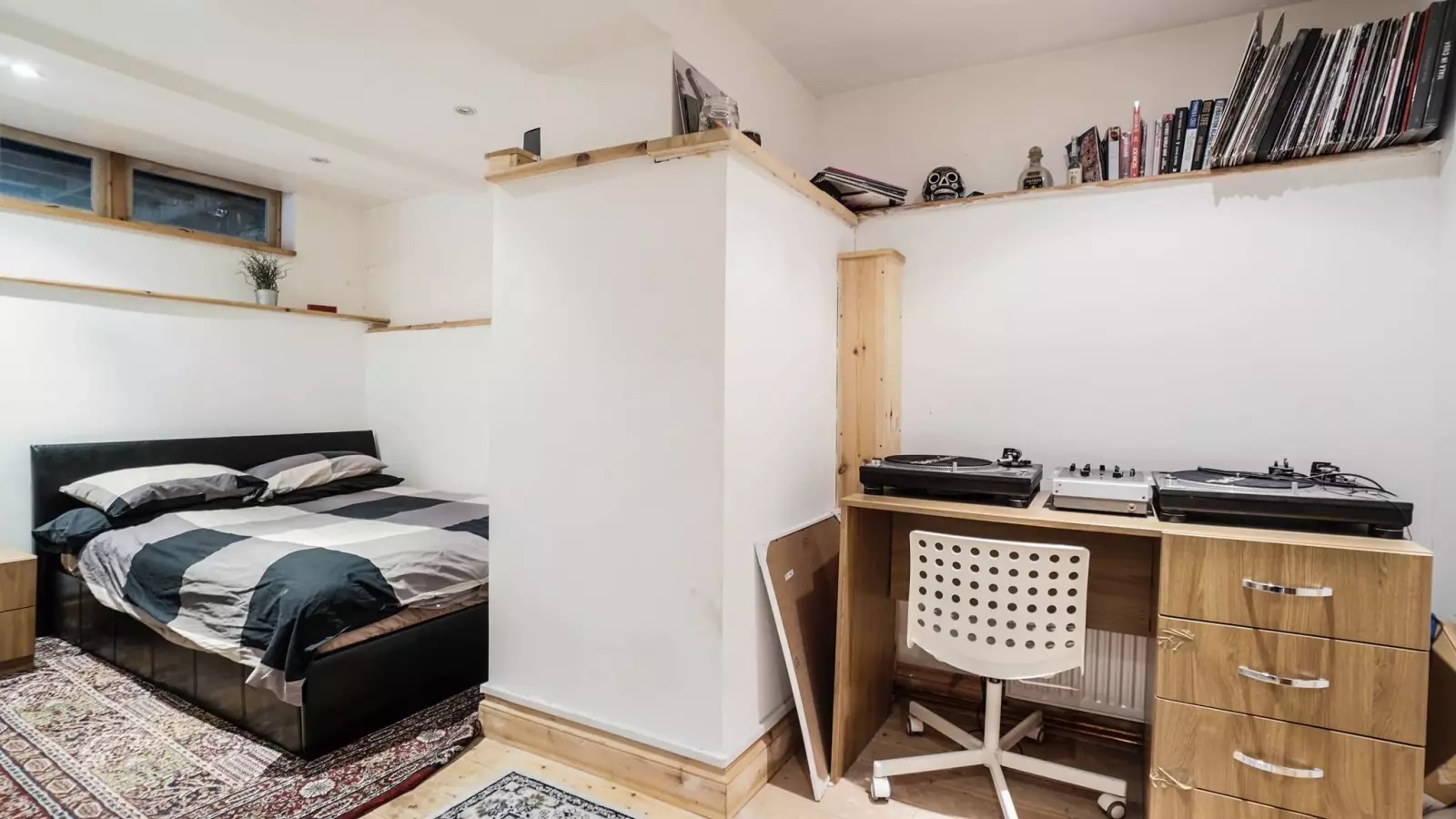 Flat Penshurst Road in Greater London