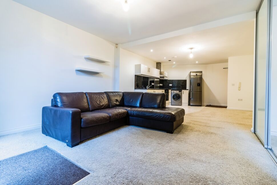 Flat Ashton Old Road in Manchester