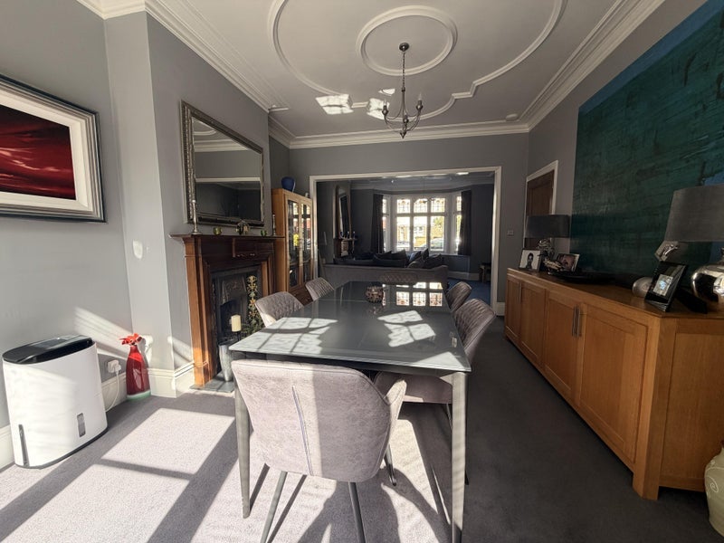 Room Downton Avenue in Greater London
