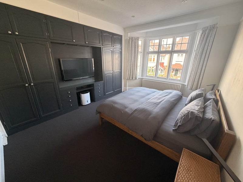 Room Downton Avenue in Greater London