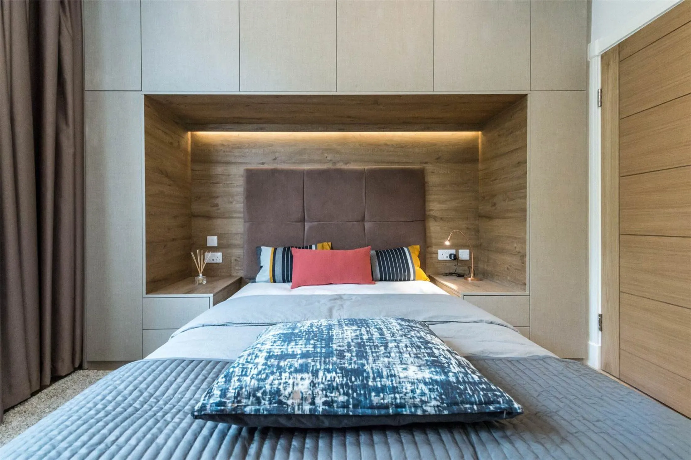 Room Stormont Road in Greater London
