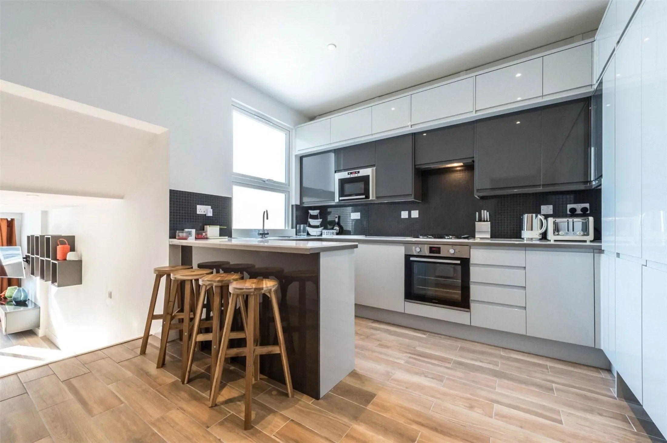Room Stormont Road in Greater London