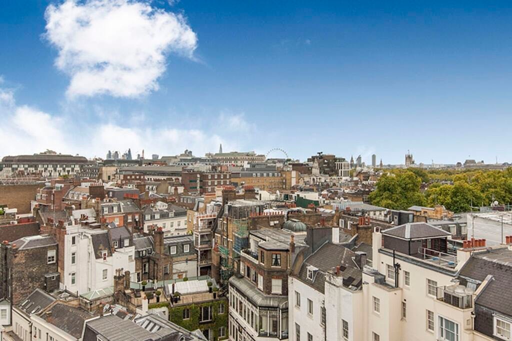 Flat Hill Street in City of Westminster