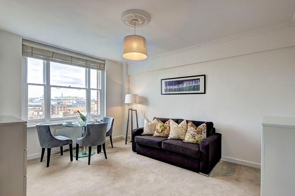 Flat Hill Street in City of Westminster