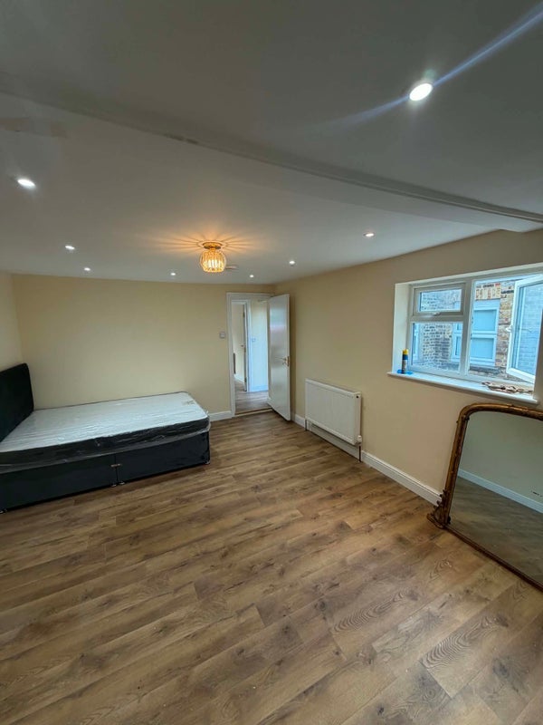 Room High Street in Greater London