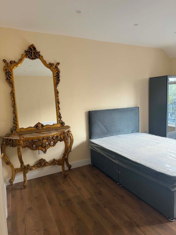 Room High Street in Greater London