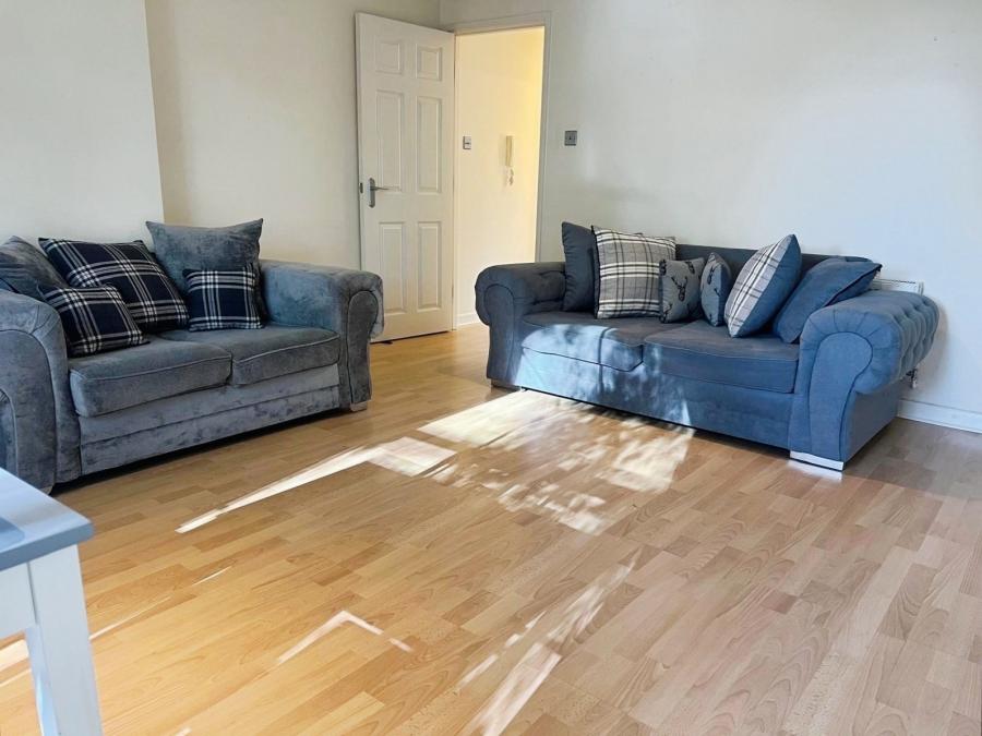 Flat Labrador Quay in Salford