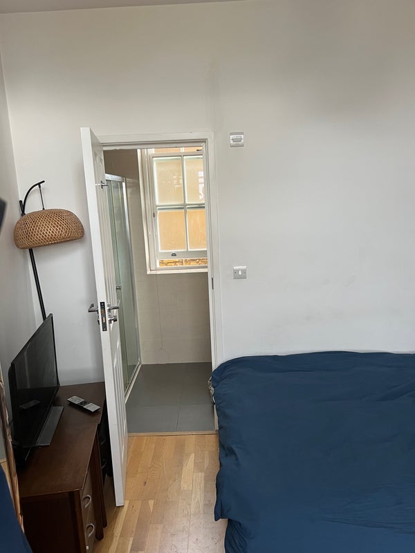 Room Kneller Road in Greater London