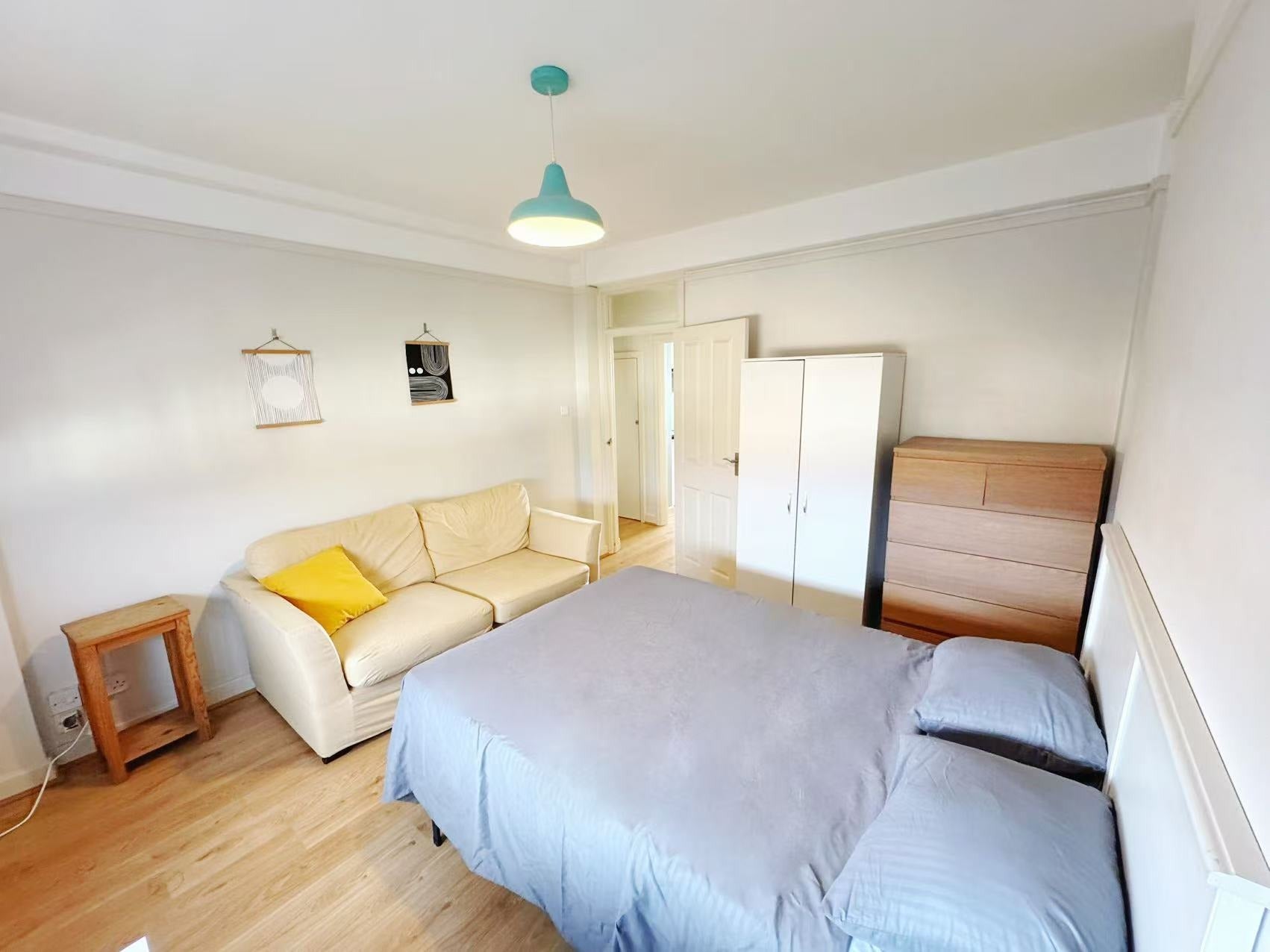 Flat Cathnor Road in Greater London