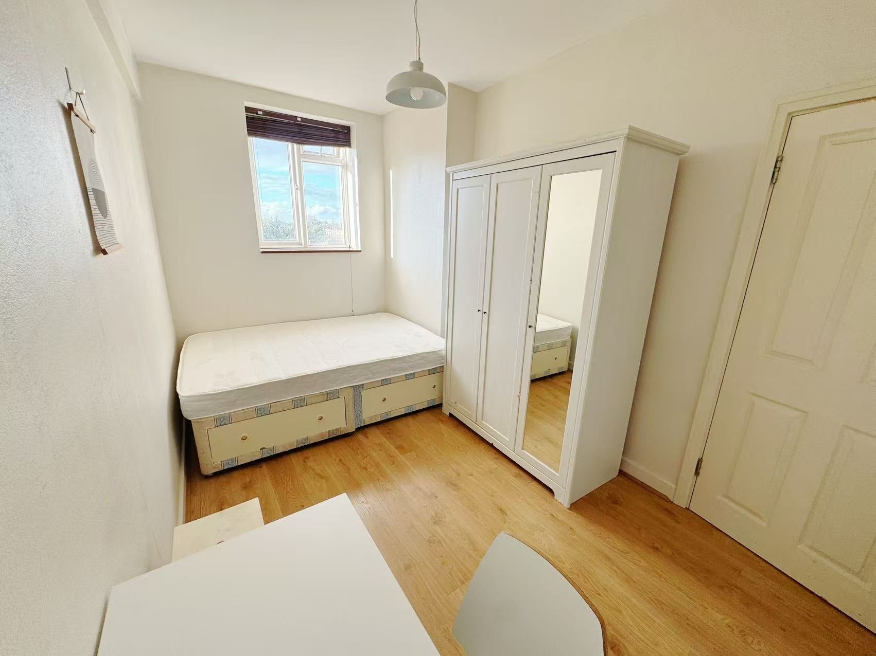 Flat Cathnor Road in Greater London