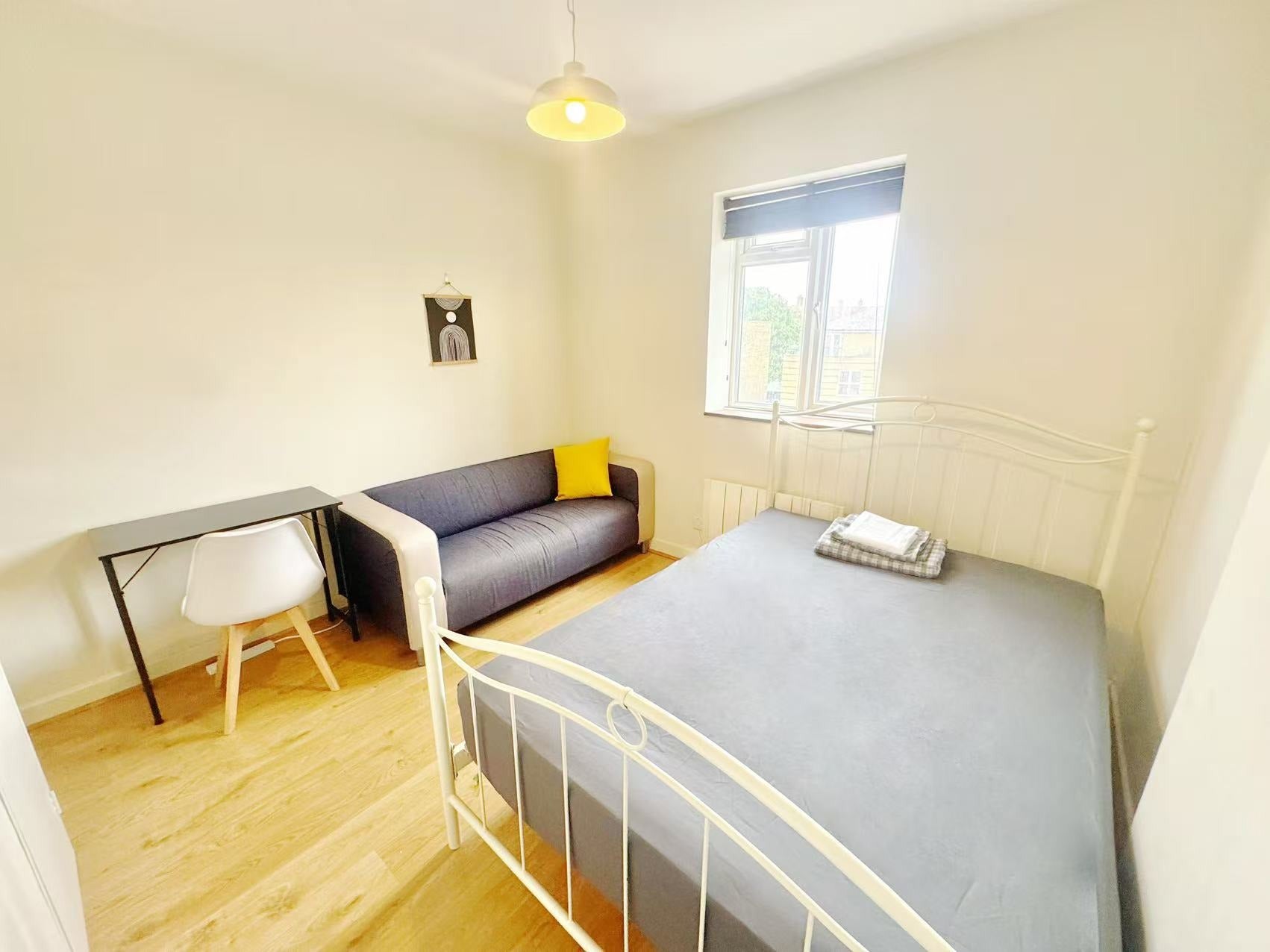 Flat Cathnor Road in Greater London