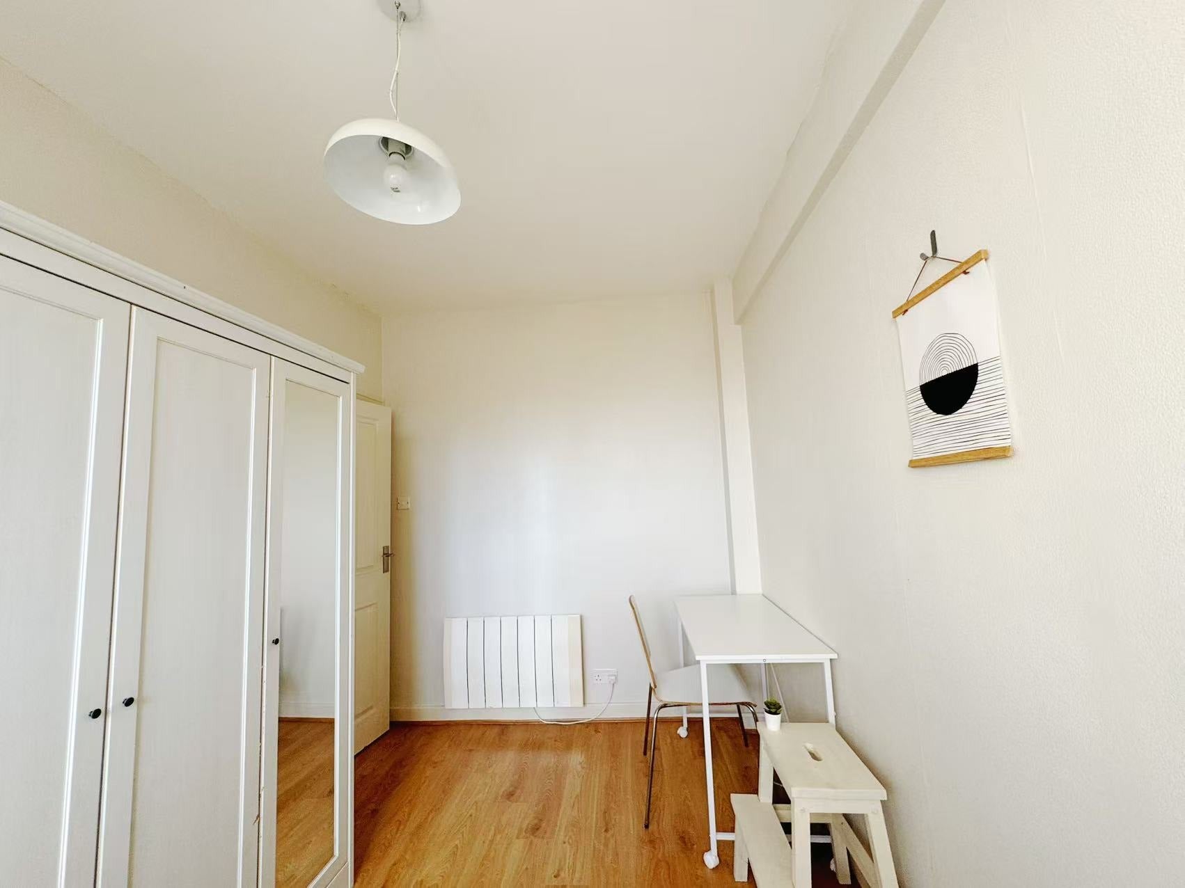Flat Cathnor Road in Greater London