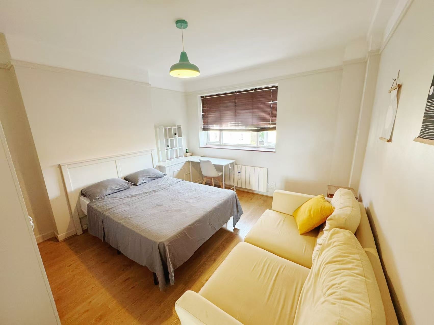Flat Cathnor Road in Greater London