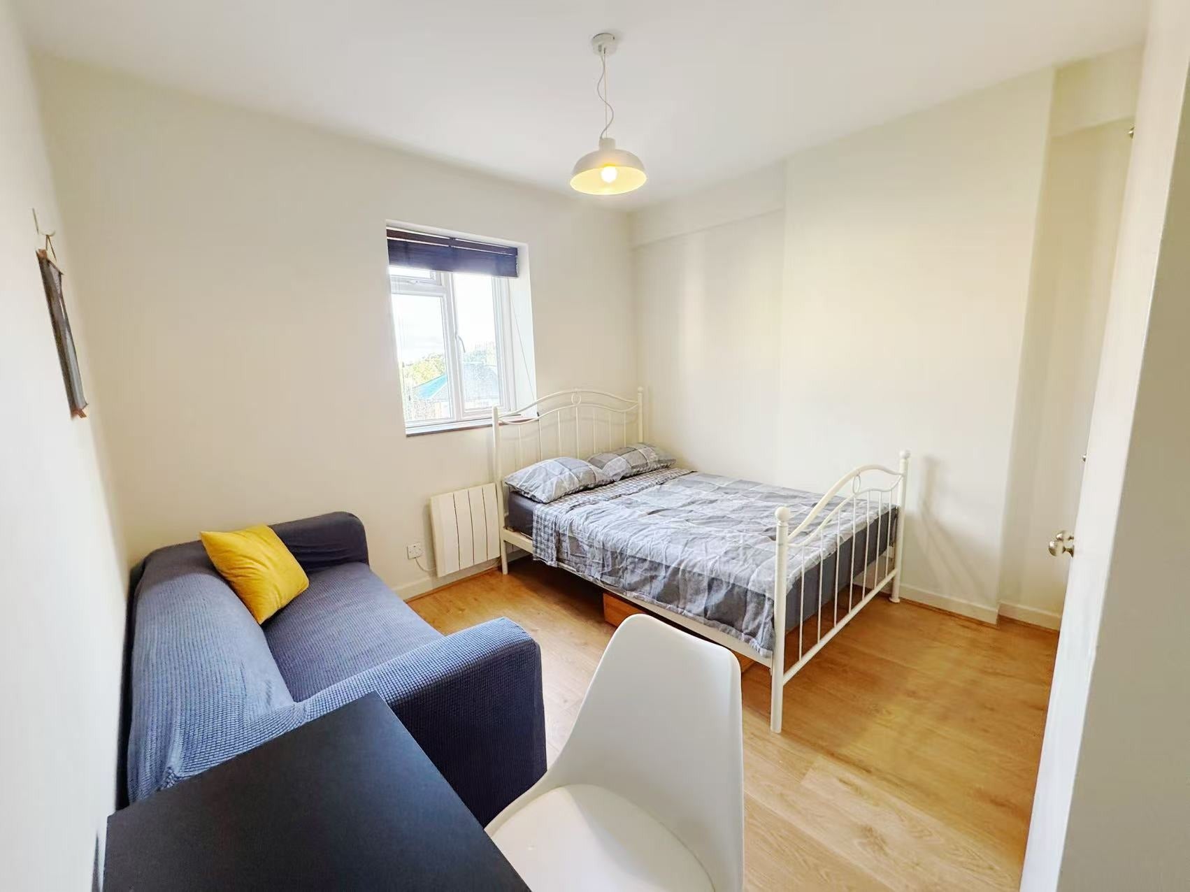 Flat Cathnor Road in Greater London