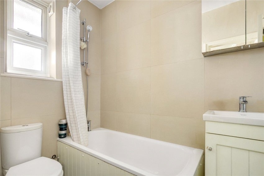 Flat Cathnor Road in Greater London