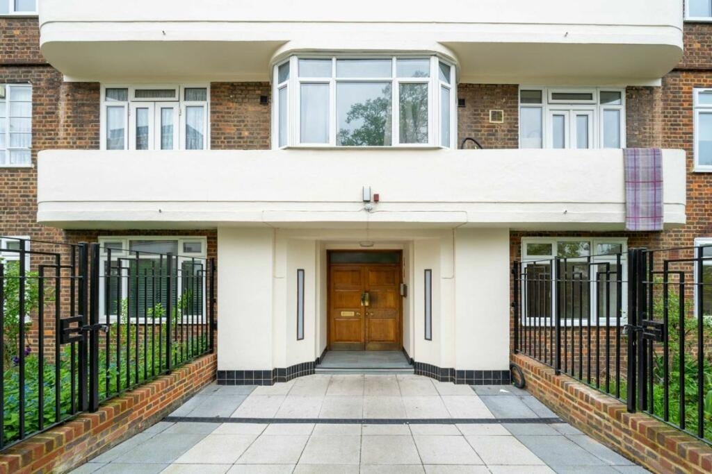Flat Cathnor Road in Greater London