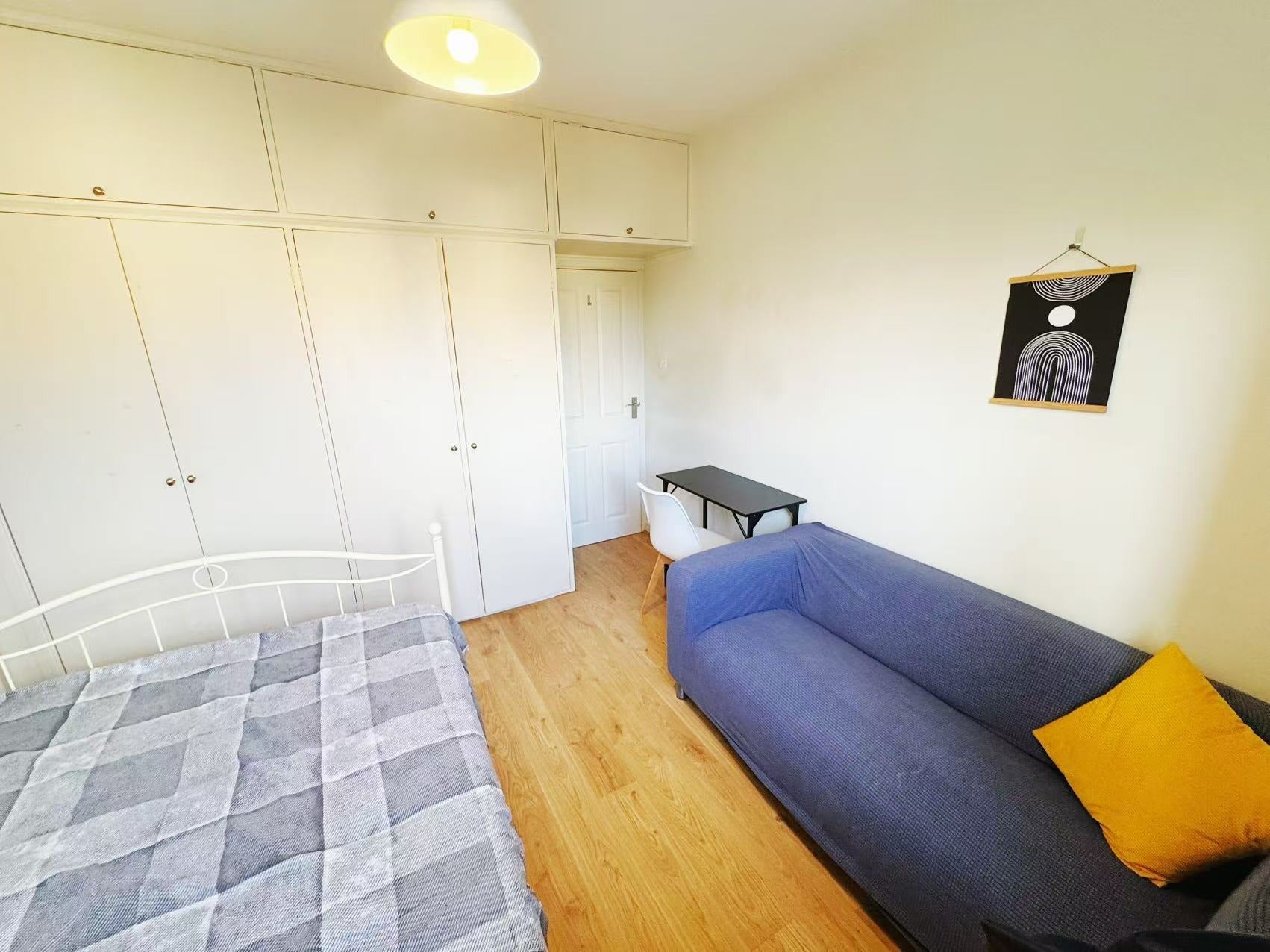 Flat Cathnor Road in Greater London