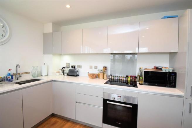 Flat Sycamore Avenue in Woking