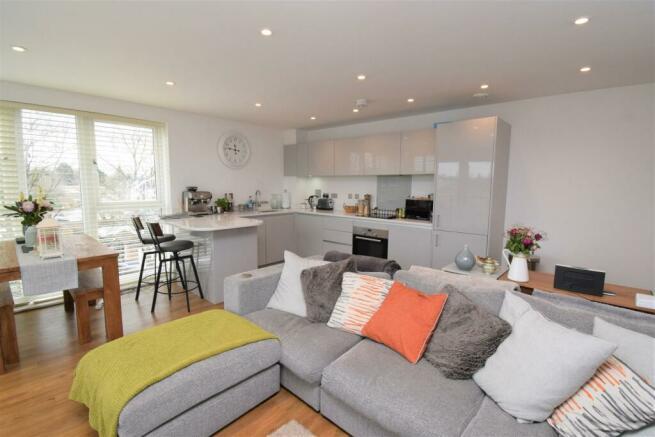 Flat Sycamore Avenue in Woking