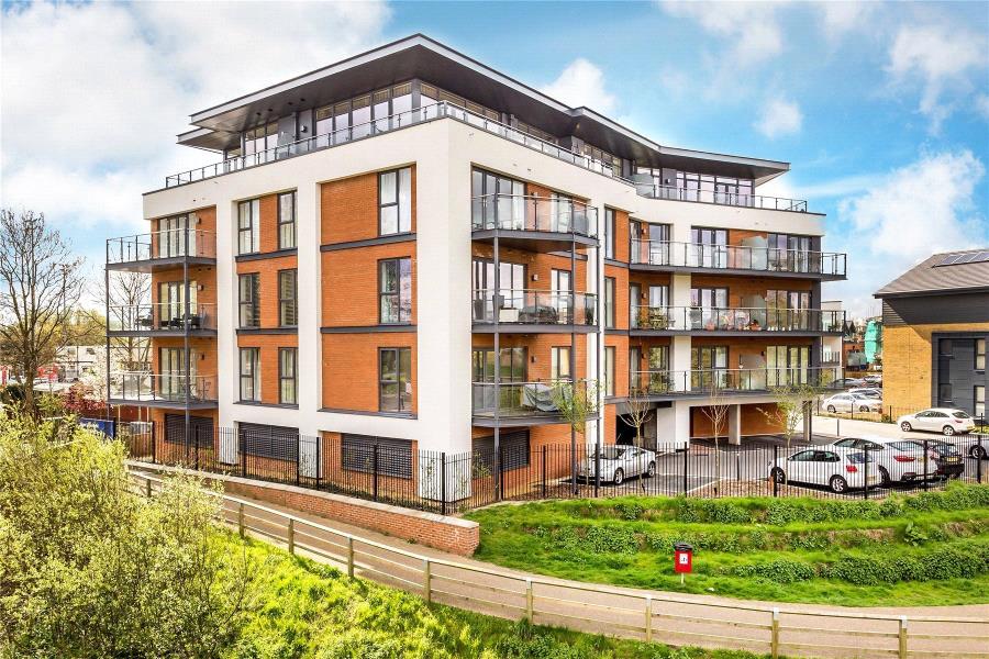 Flat Sycamore Avenue in Woking