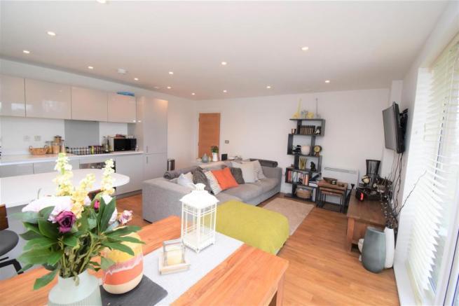 Flat Sycamore Avenue in Woking