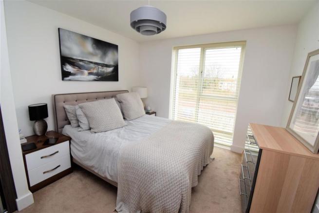 Flat Sycamore Avenue in Woking