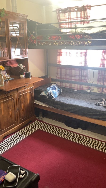 Room Finsbury Close in Crawley