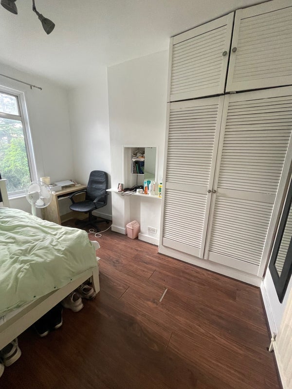Room Clarendon Road in Greater London