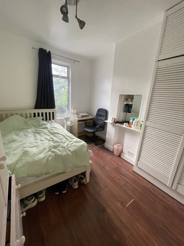 Room Clarendon Road in Greater London