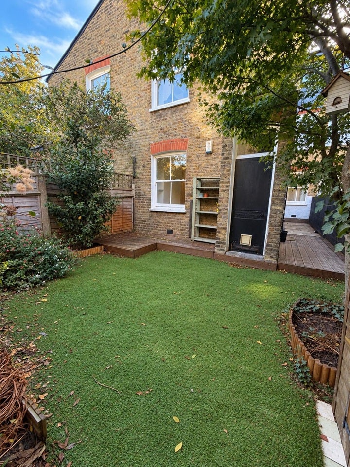 Flat Southfield Road in Greater London