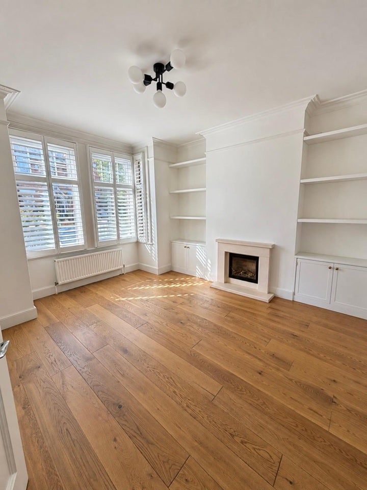 Flat Southfield Road in Greater London
