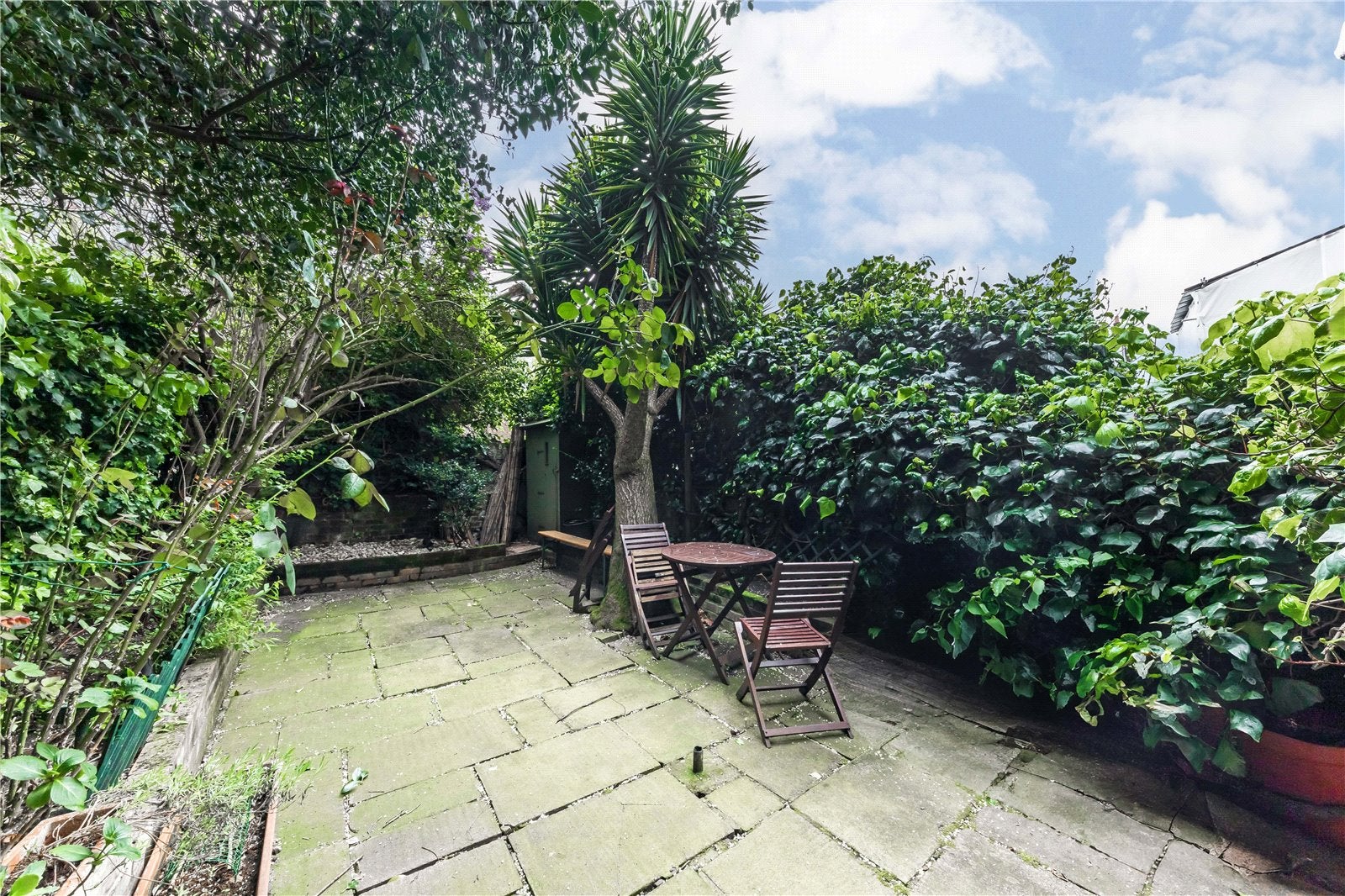 Flat Cornwall Crescent in Greater London