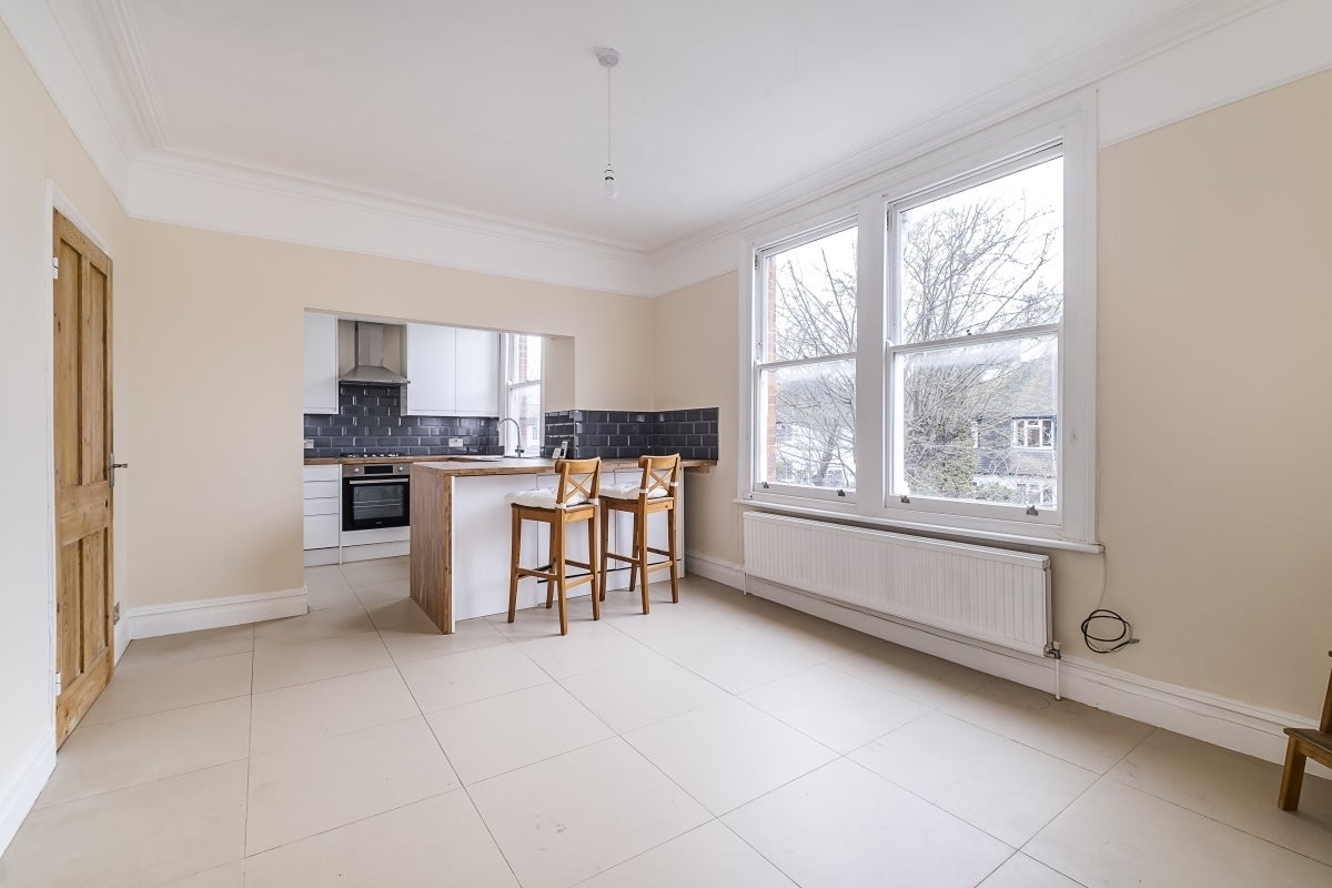 Flat Fassett Road in Greater London