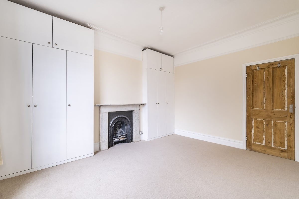 Flat Fassett Road in Greater London