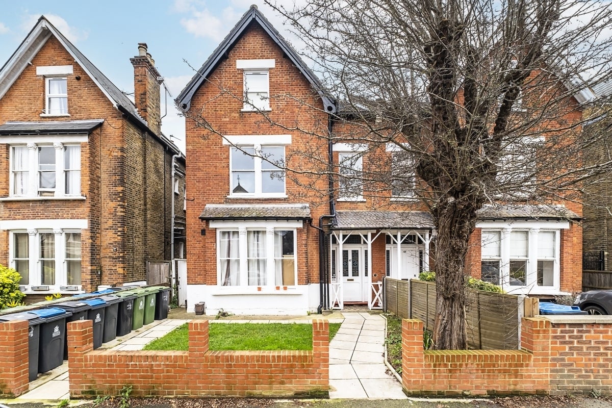 Flat Fassett Road in Greater London