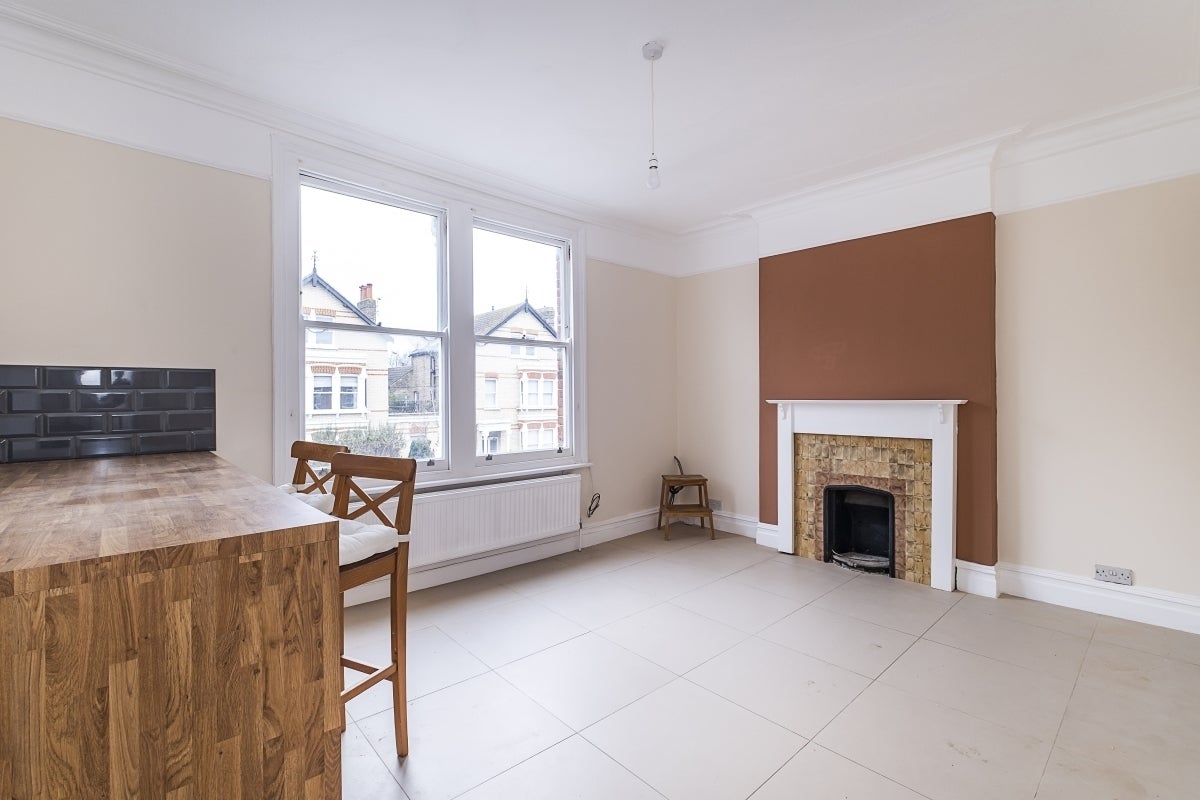 Flat Fassett Road in Greater London