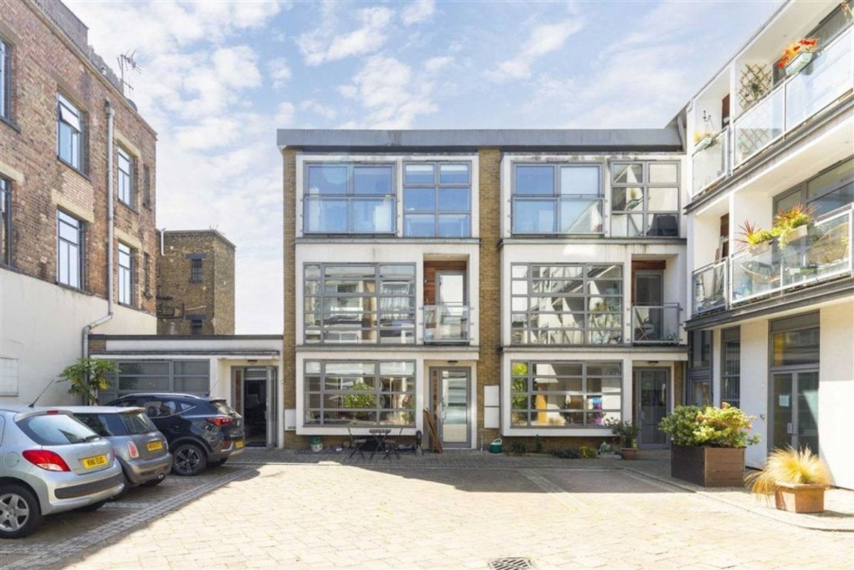 Flat Tanners Yard in Greater London