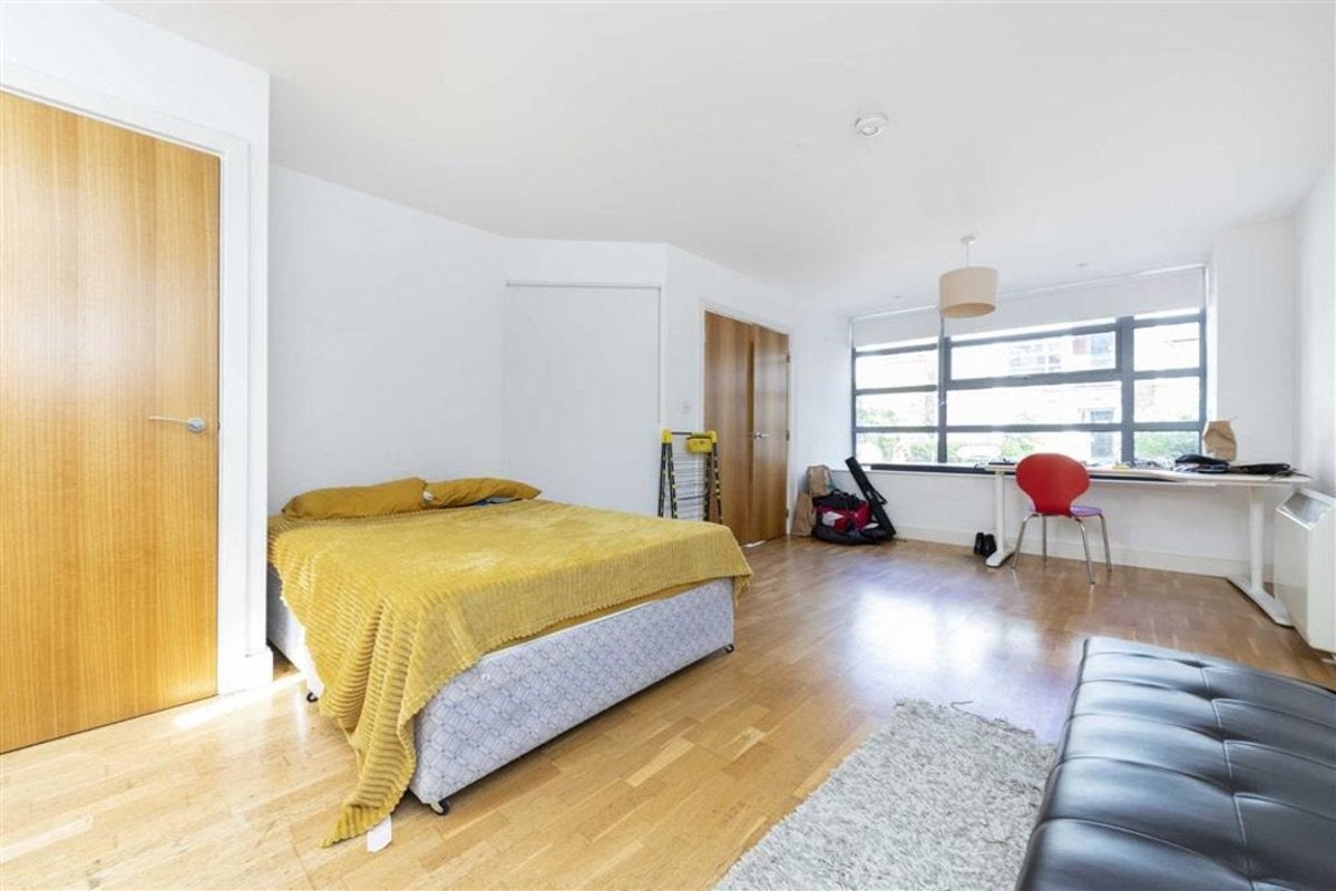 Flat Tanners Yard in Greater London