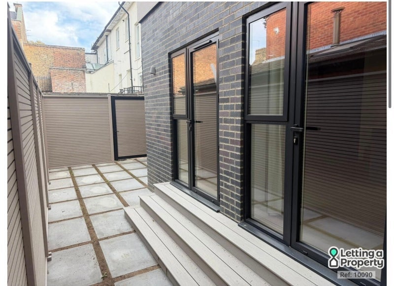 Room Grove Road in Greater London