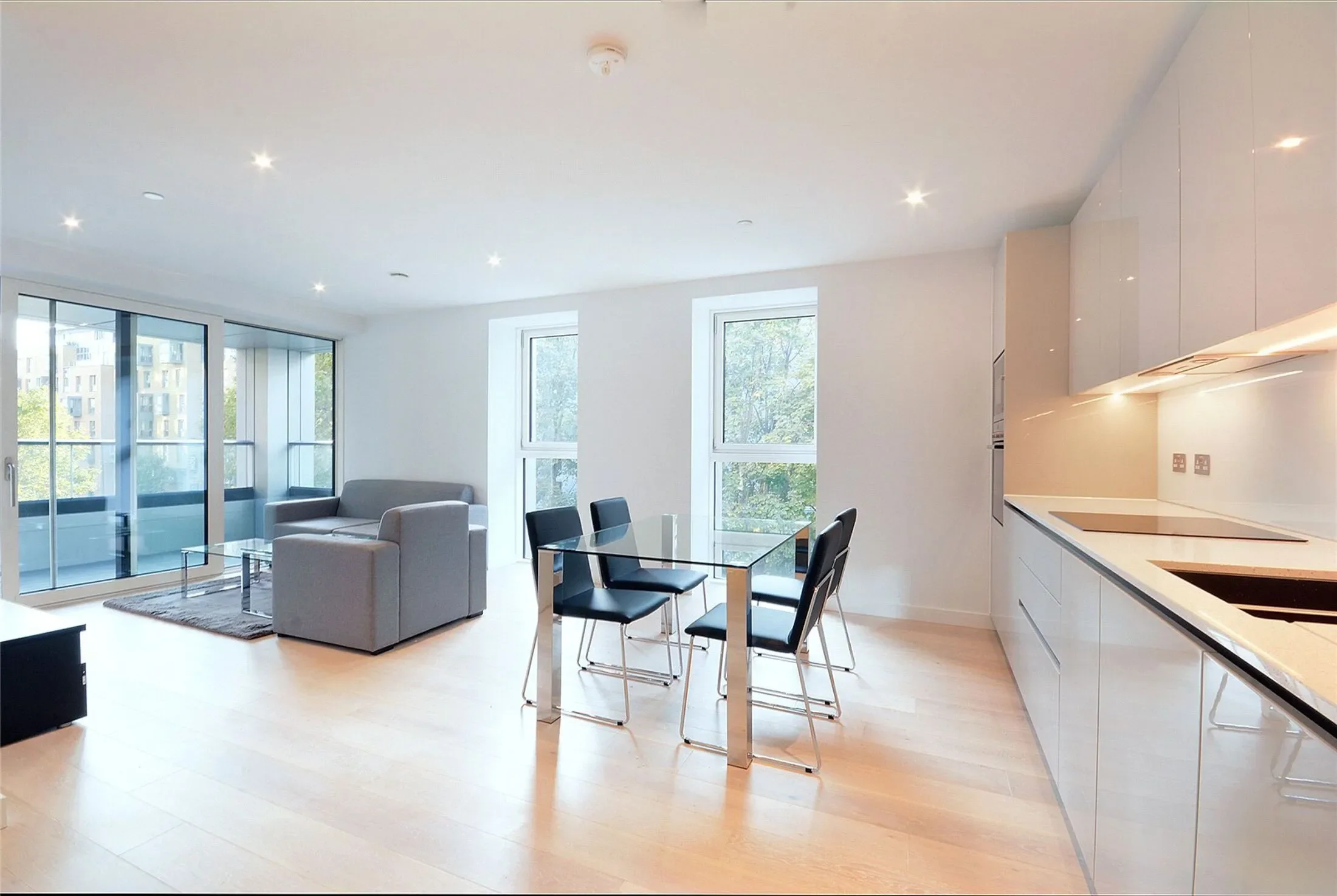 Flat Deacon Street in Greater London