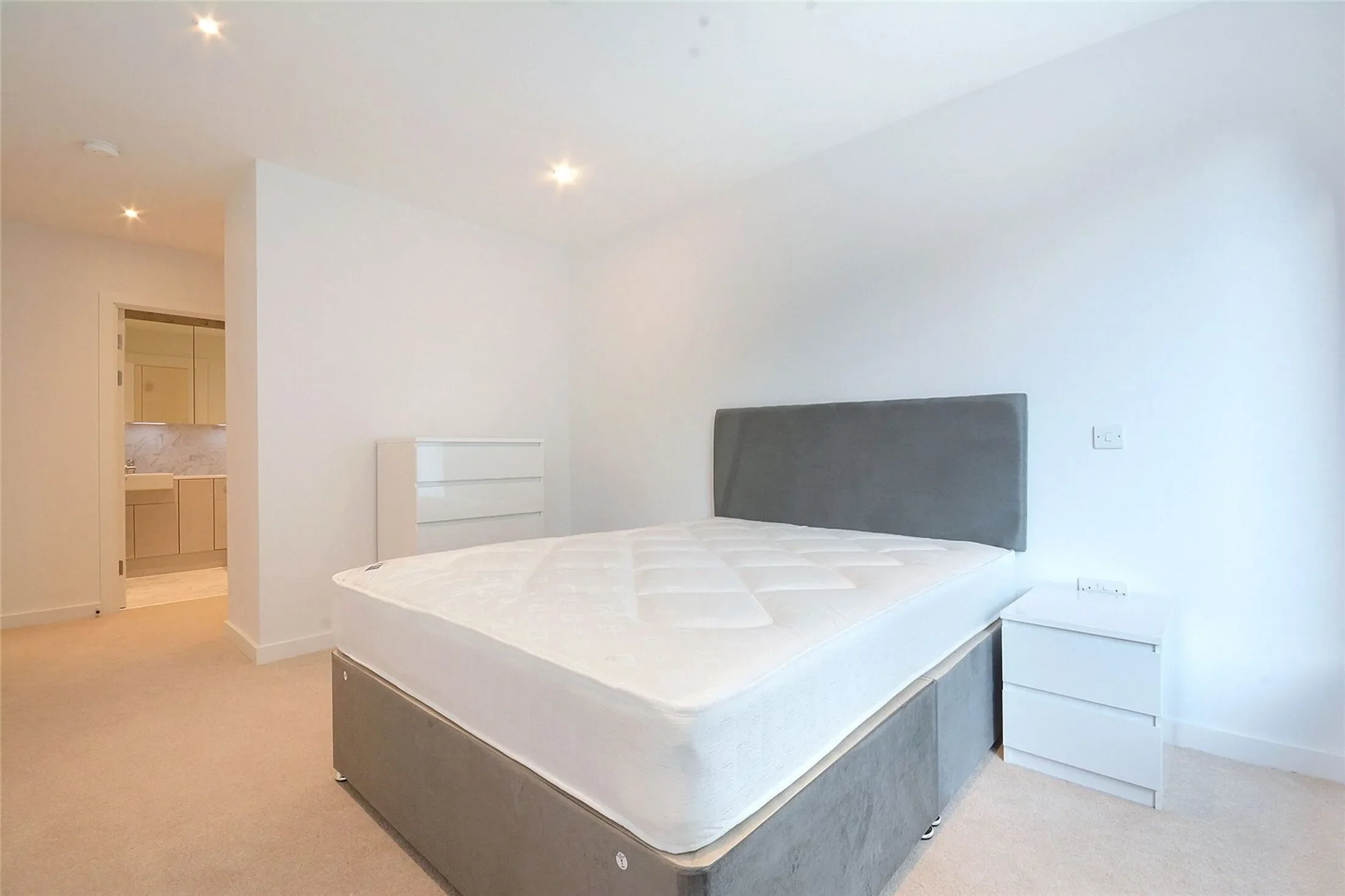 Flat Deacon Street in Greater London