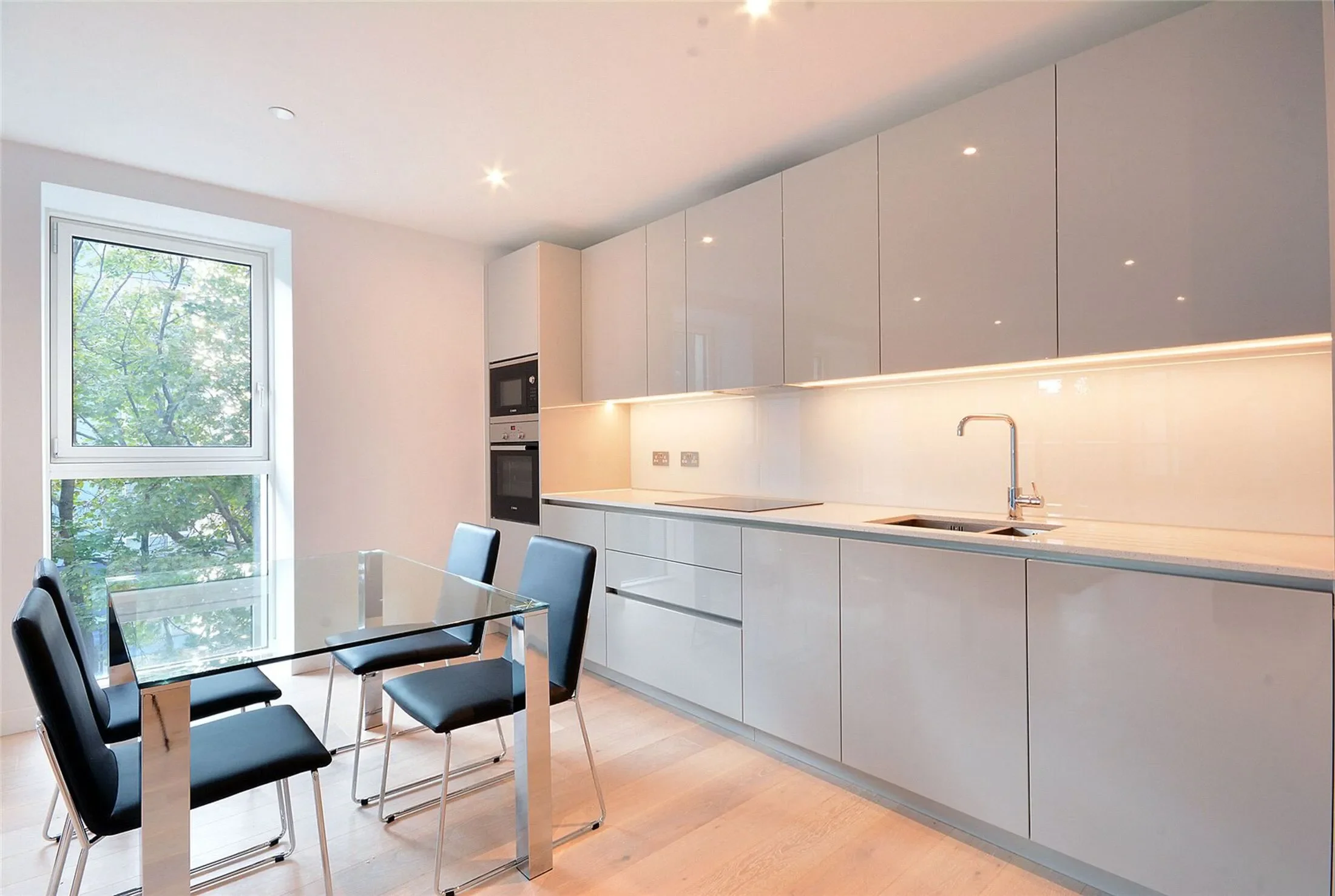 Flat Deacon Street in Greater London