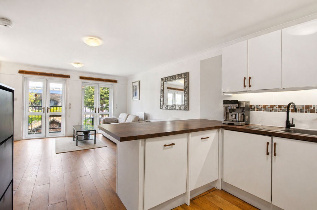 Flat Graces Alley in Greater London